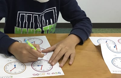 さんSUNアフタースクールではコミュニケーションを重視した運動、学習の指導を行っています